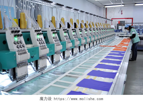 整齐干净的纺织工厂技术工人